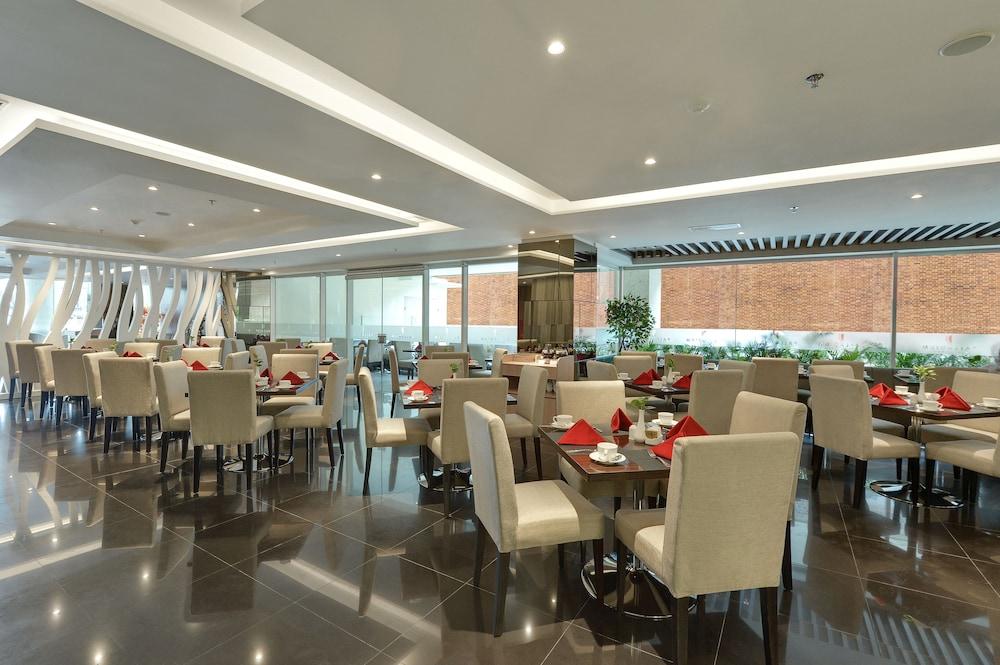 Platinum Adisucipto Hotel & Conference Center Kalasan Zewnętrze zdjęcie